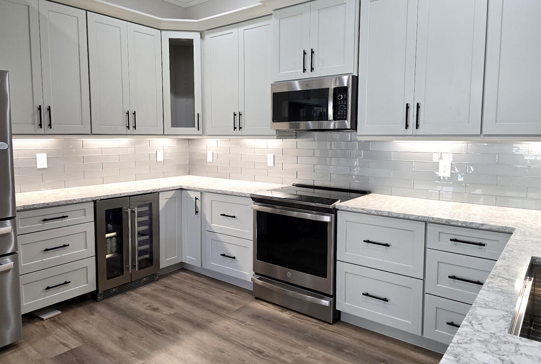 Modern Kitchen Remodel with Custom Cabinets & Backsplash