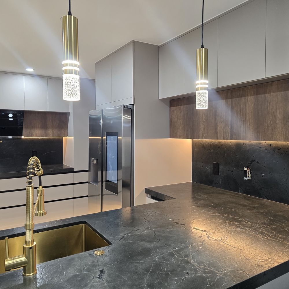 Custom kitchen cabinetry with under-cabinet lighting by Renovari